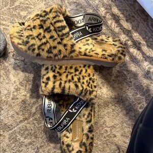 Koolaburra Leopard Faux Fur Slide slippers in Tan and Black